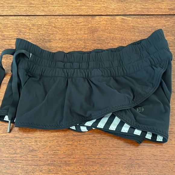 LULULEMON Shanti Surf Black White Reversible Striped Shorts Size 2 - Picture 8 of 8